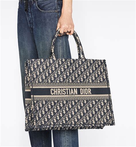 tote bag dior prix|christian Dior book tote price.